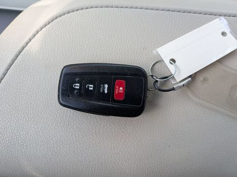 Used 2022 Toyota Camry XLE FWD image 30