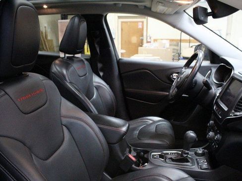 Used 2020 Jeep Cherokee Trailhawk image 12