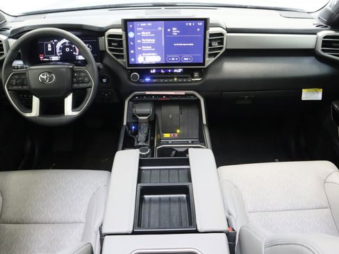 Used 2025 Toyota Tundra Limited AWD/4WD image 34