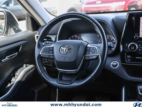 Used 2023 Toyota Highlander XLE FWD image 15