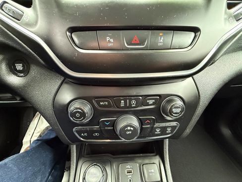 Used 2021 Jeep Cherokee Latitude Plus image 21