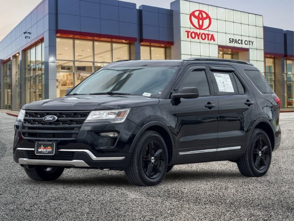 Used 2019 Ford Explorer XLT FWD image 2