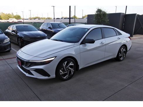 Certified 2025 Hyundai Elantra SEL FWD image 4