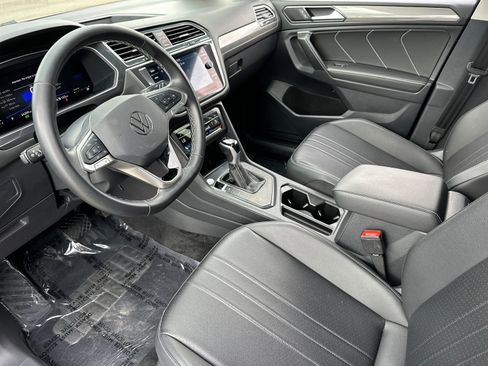 Used 2024 Volkswagen Tiguan SE image 9
