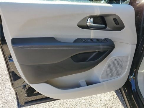 Used 2024 Chrysler Pacifica Touring-L image 26