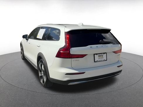 Used 2025 Volvo V60 B5 Cross Country Plus image 10
