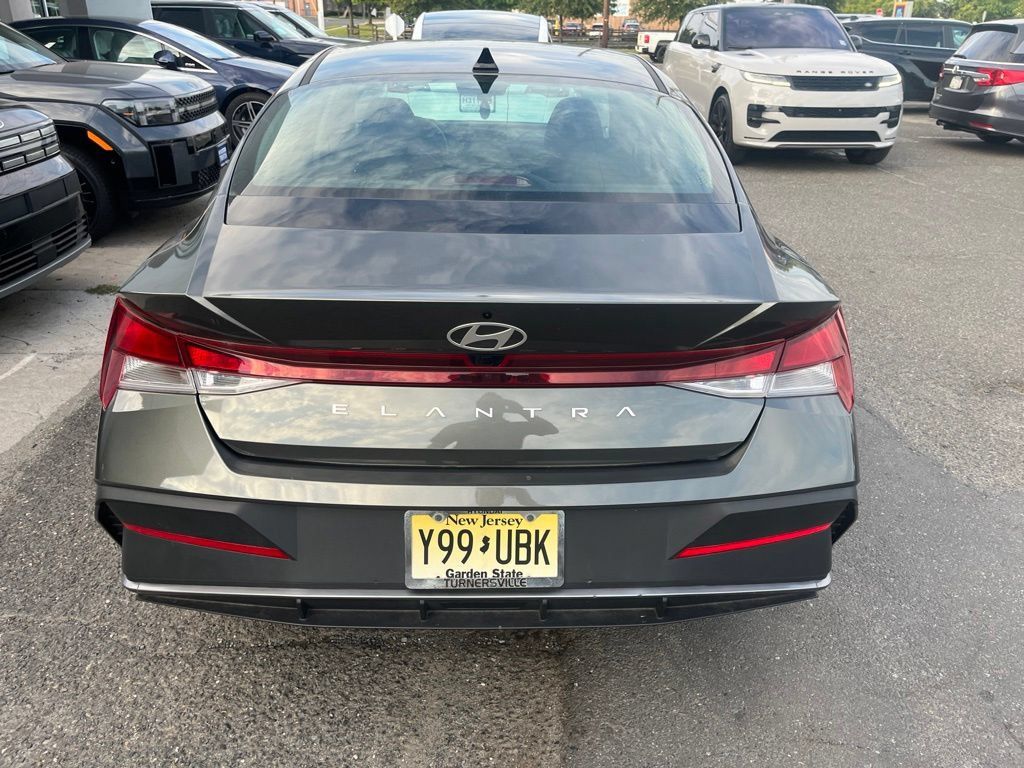 Certified 2024 Hyundai Elantra SEL FWD image 4