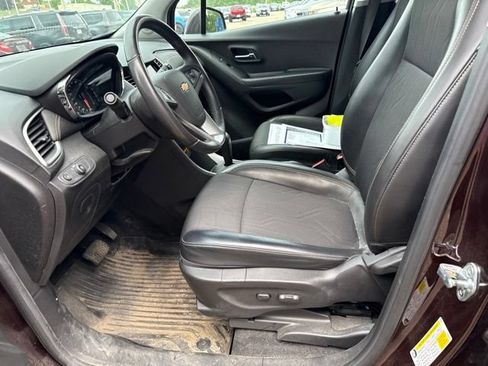 Used 2022 Chevrolet Trax LT w/ LT Convenience Package AWD/4WD image 21