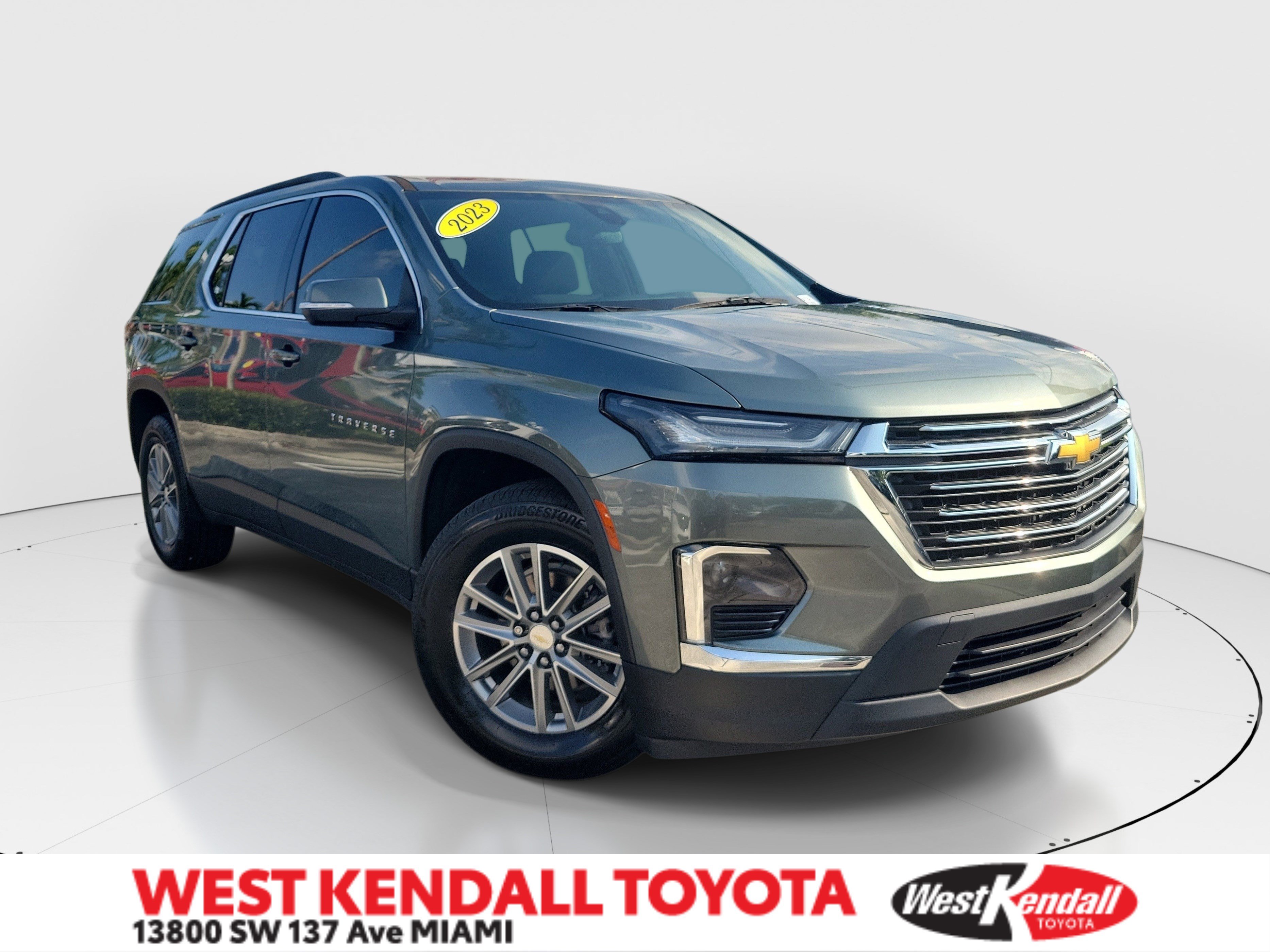 Used 2023 Chevrolet Traverse LT FWD image 1