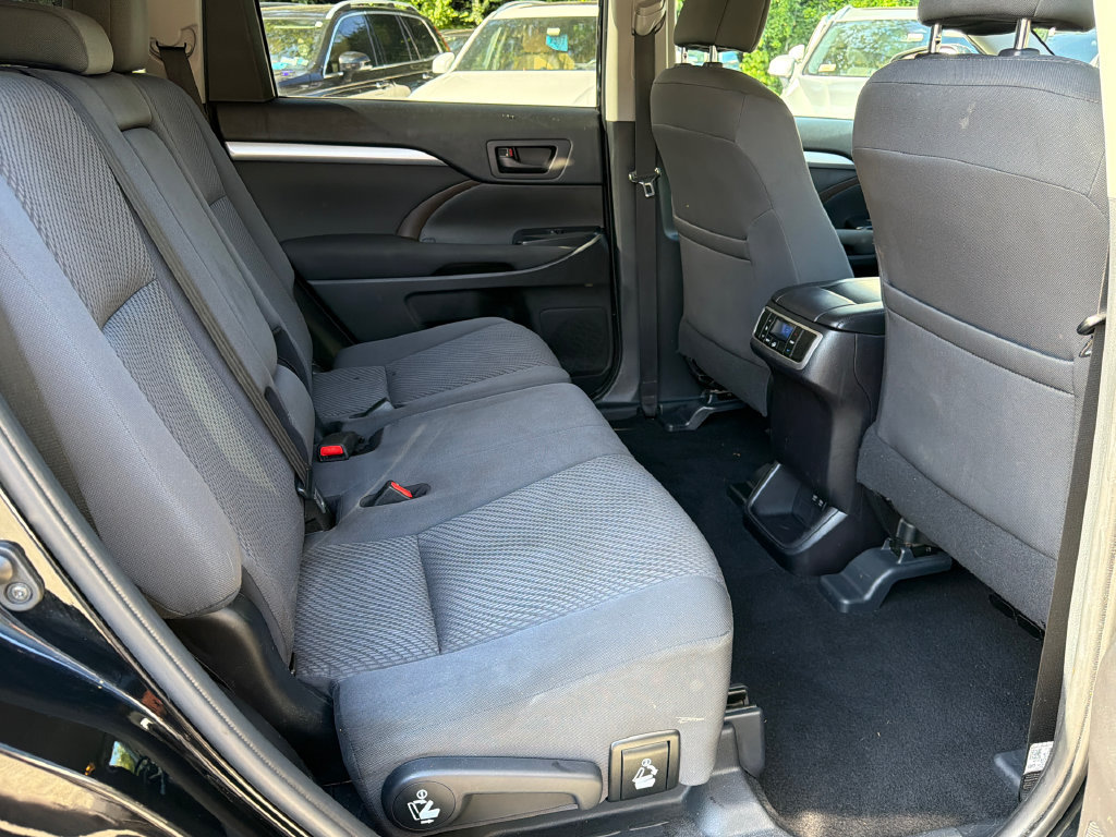 Used 2019 Toyota Highlander LE AWD/4WD image 12