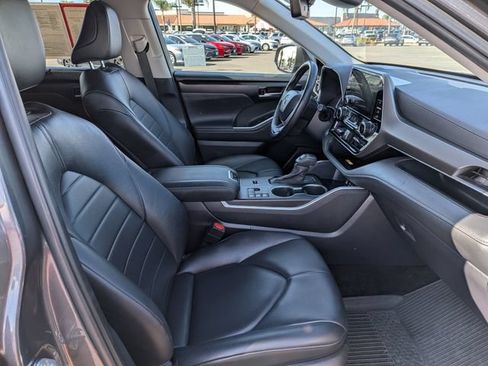 Used 2024 Toyota Highlander XLE AWD/4WD image 18