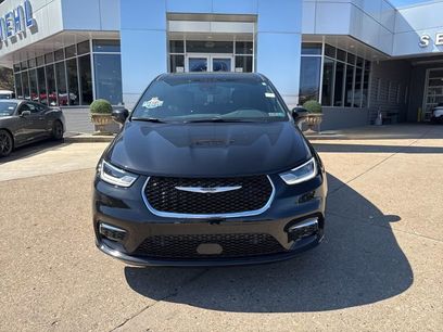 Used 2026 Chrysler Pacifica Select