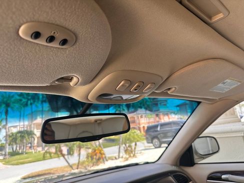 Used 2007 Lincoln Town Car Signature Limited RWD image 50