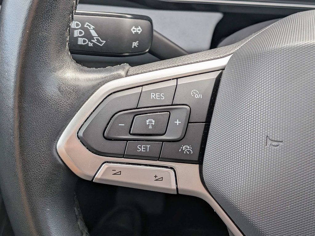 Used 2025 Volkswagen Jetta SE FWD image 19