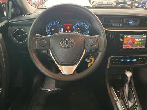 Used 2018 Toyota Corolla LE FWD image 17