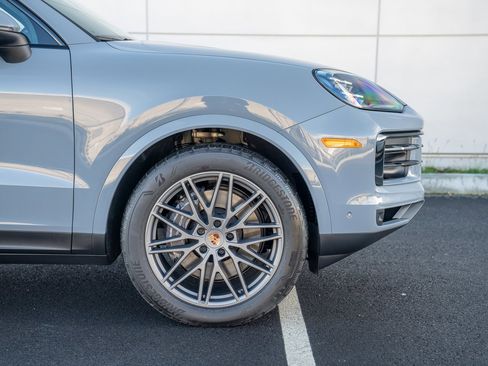 Used 2025 Porsche Cayenne image 9