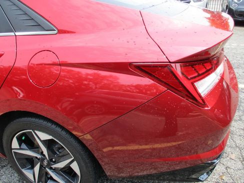 Used 2022 Hyundai Elantra Limited FWD image 17