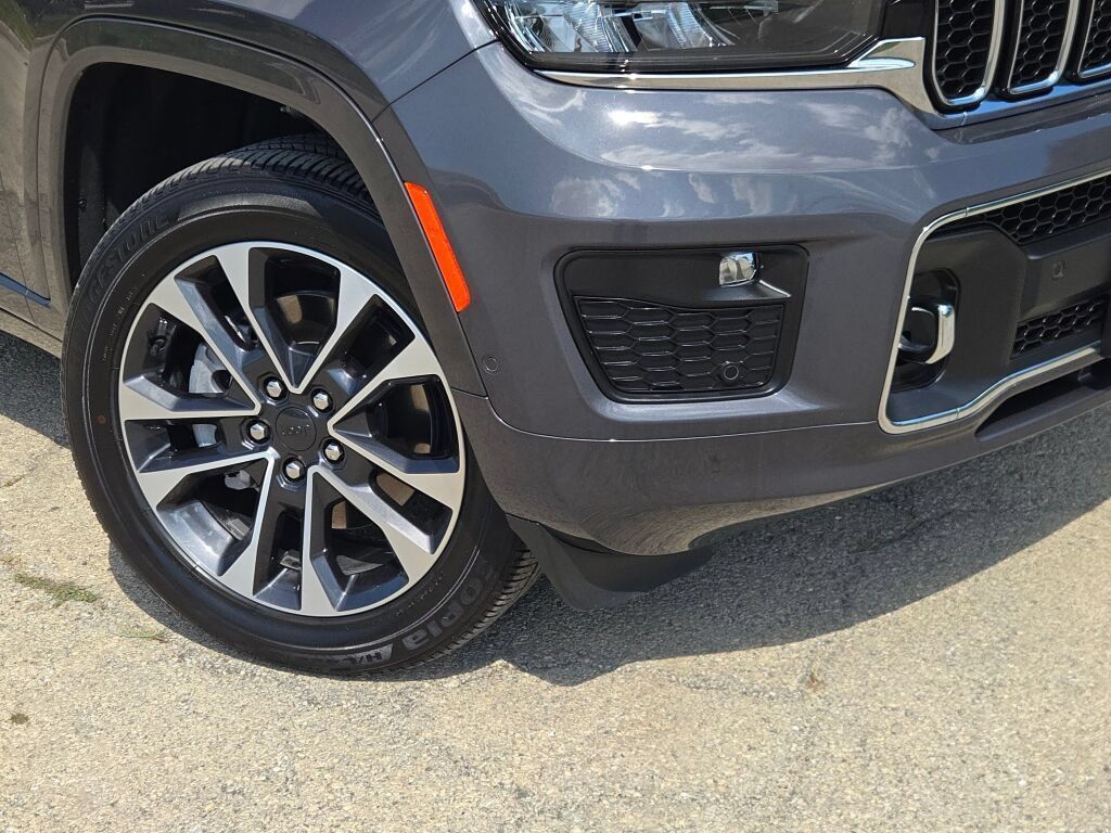 Used 2024 Jeep Grand Cherokee L Overland w/ Trailer Tow Package AWD/4WD image 3