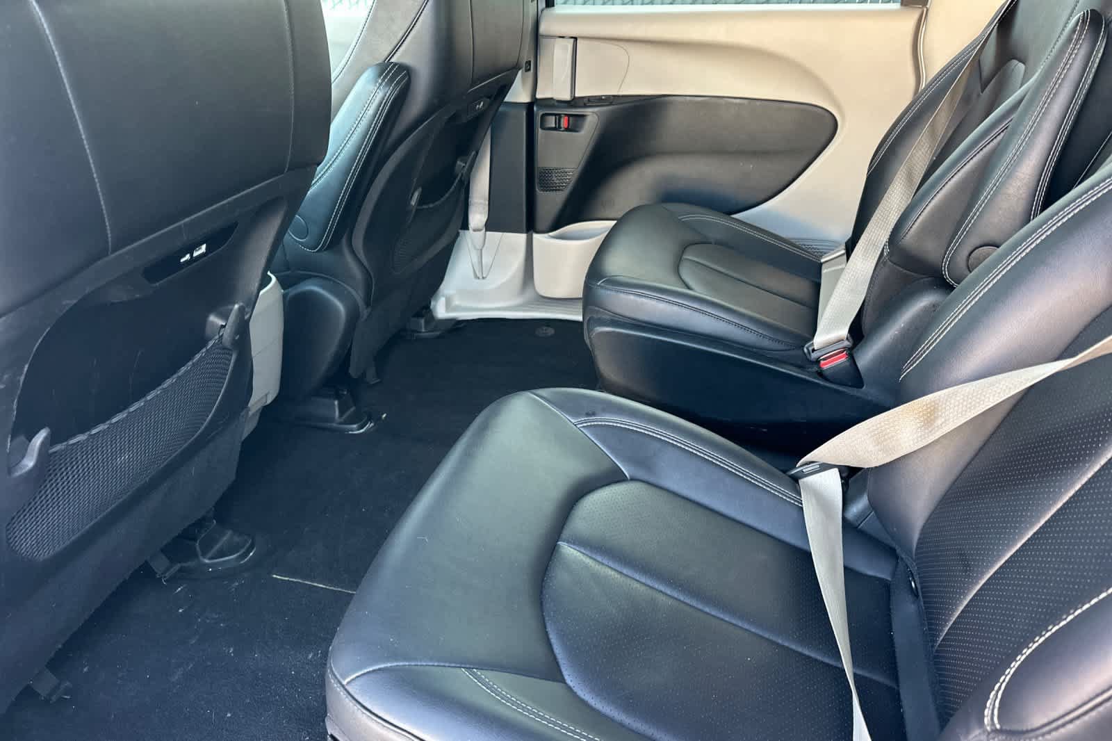 Used 2024 Chrysler Pacifica Limited FWD image 4