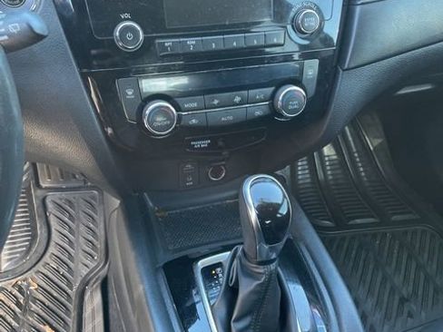 Used 2017 Nissan Rogue SV image 6