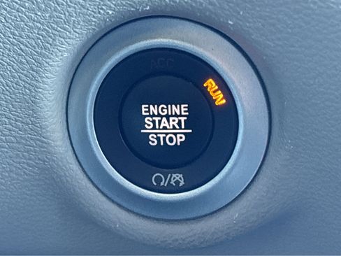 Used 2021 Chrysler Voyager L image 8