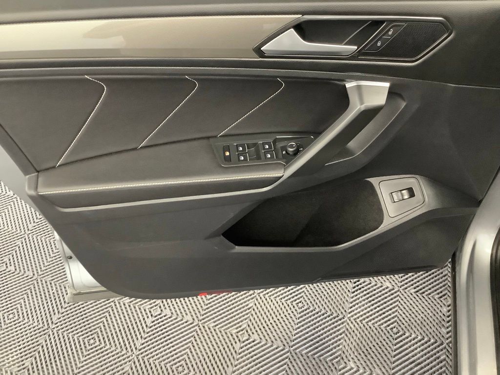 Used 2023 Volkswagen Tiguan SE w/ Panoramic Sunroof Package FWD image 10