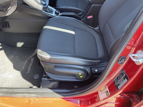 Used 2023 Hyundai Venue Limited FWD image 3