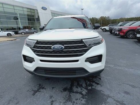 Certified 2023 Ford Explorer XLT image 3