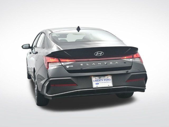Used 2025 Hyundai Elantra Sport FWD image 9