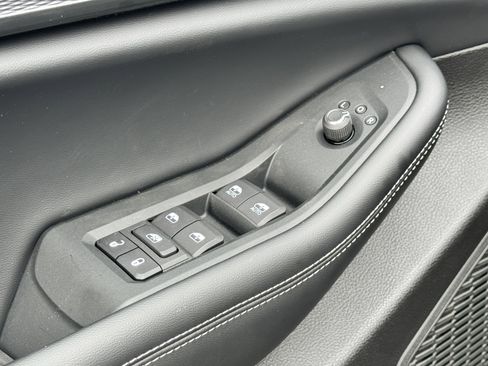 New 2025 Jeep Grand Cherokee Altitude image 18