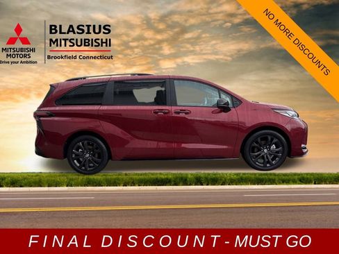 Used 2025 Toyota Sienna XSE w/ XSE Plus Package image 9