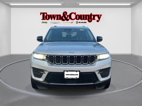 Used 2023 Jeep Grand Cherokee Laredo image 2