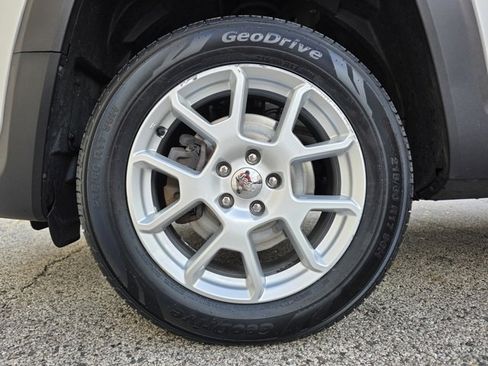 Used 2019 Jeep Renegade Latitude w/ Cold Weather Group image 22