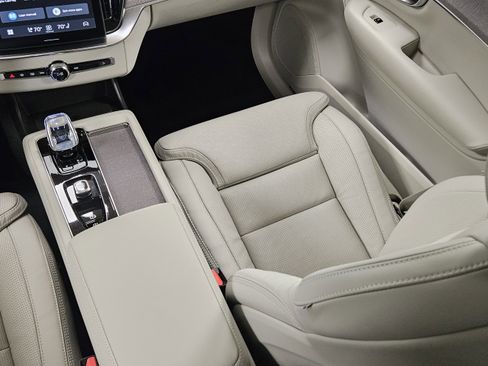 New 2026 Volvo XC90 T8 Ultra w/ Protection Package Premier AWD/4WD image 16