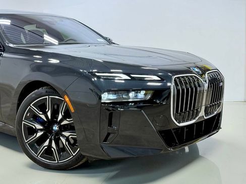 Used 2024 BMW i7 M70 w/ Premium Package image 7