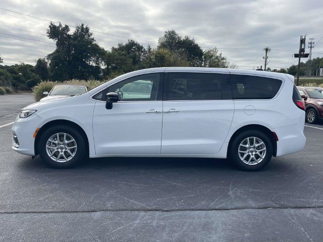 Used 2025 Chrysler Pacifica Select FWD image 4