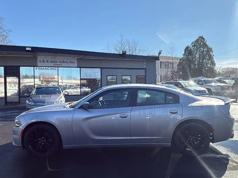 Used 2017 Dodge Charger SE w/ Blacktop Package image 4