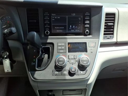 Used 2020 Toyota Sienna L FWD image 18