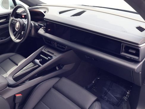 Certified 2025 Porsche Macan Electric RWD image 25