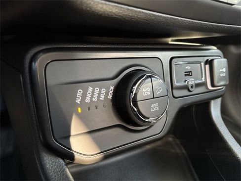 Used 2023 Jeep Renegade Trailhawk image 29