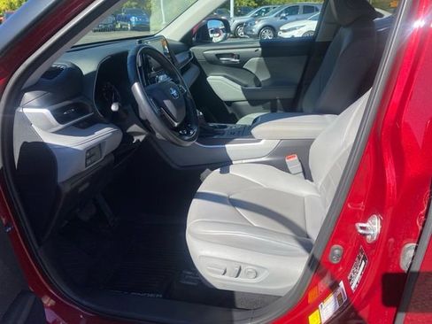 Used 2020 Toyota Highlander XLE image 9