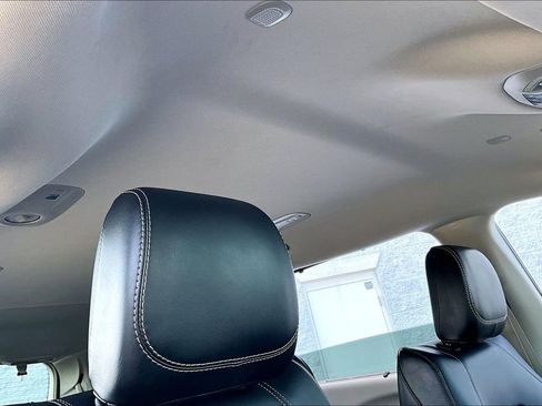 Used 2024 Chrysler Pacifica Touring-L image 25