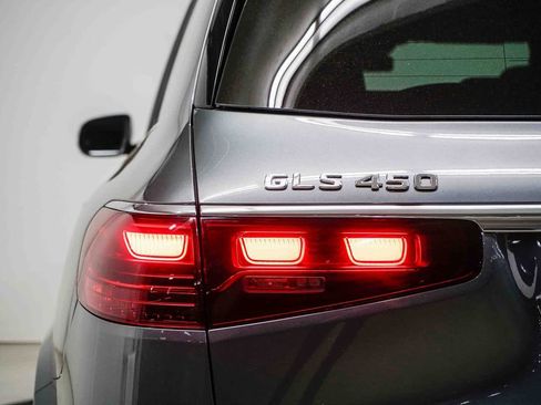 Used 2025 Mercedes-Benz GLS 450 4MATIC image 9