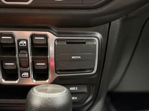 Used 2023 Jeep Gladiator Willys image 17