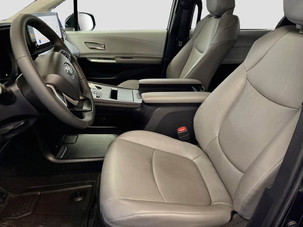 Used 2026 Toyota Sienna XLE FWD image 21