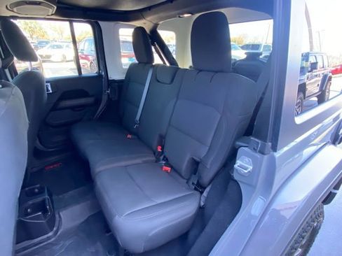 Used 2018 Jeep Wrangler Unlimited Sahara image 24