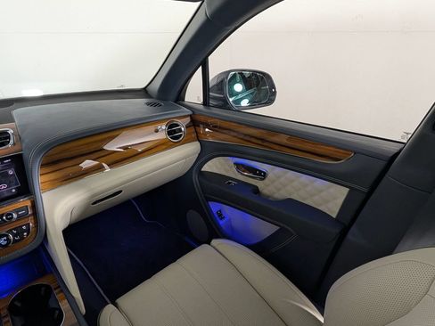 Used 2022 Bentley Bentayga AWD/4WD image 23