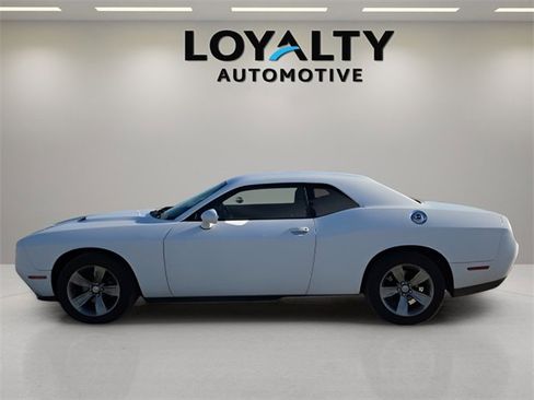 Used 2015 Dodge Challenger SXT image 2