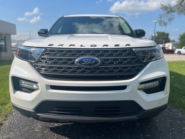 Used 2023 Ford Explorer XLT w/ Equipment Group 202A AWD/4WD image 3