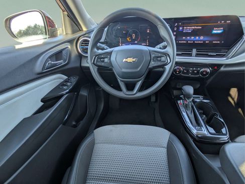 Used 2025 Chevrolet Trax LT FWD image 12